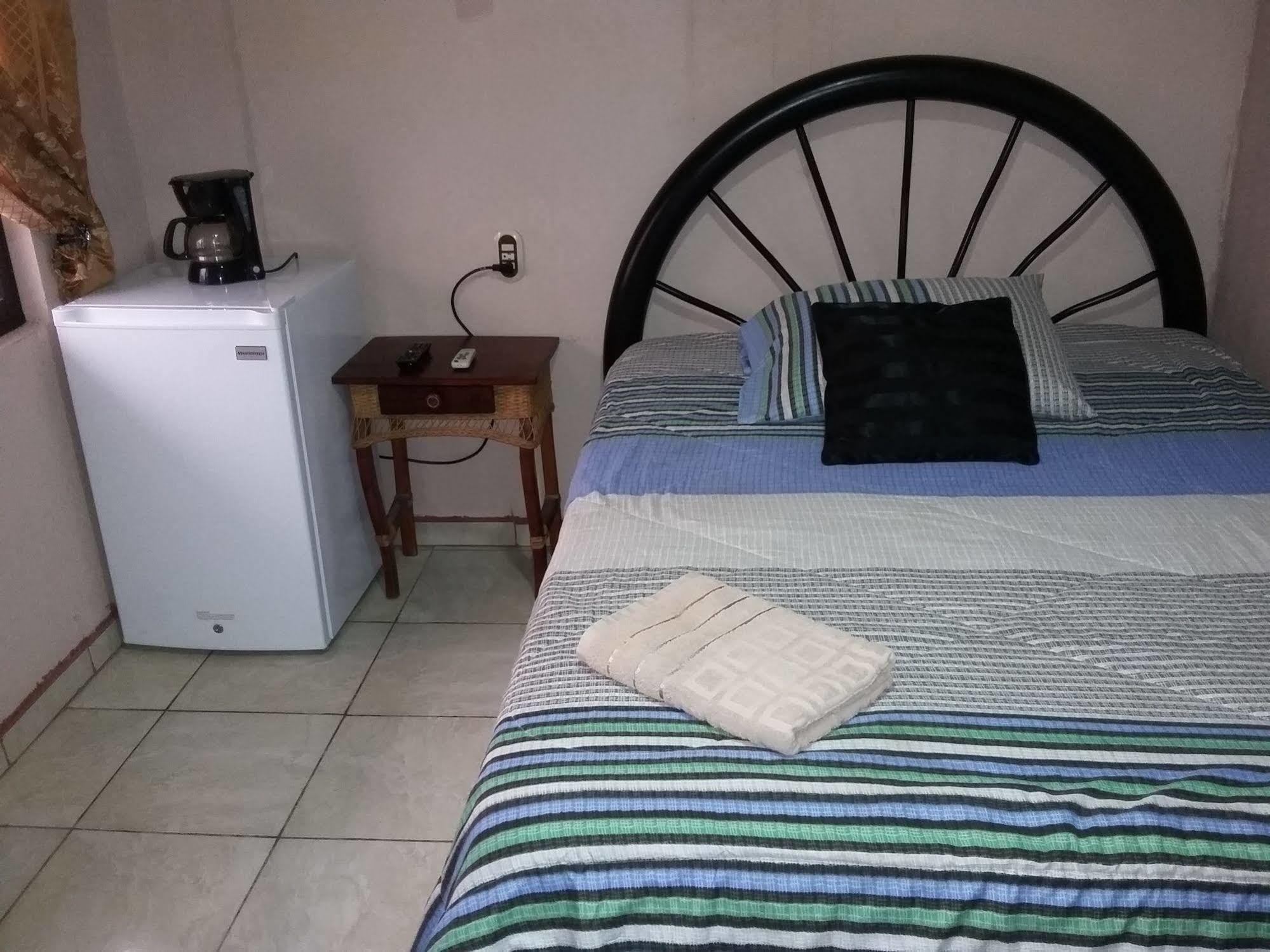 Cabinas Madeleine Puntarenas Extérieur photo