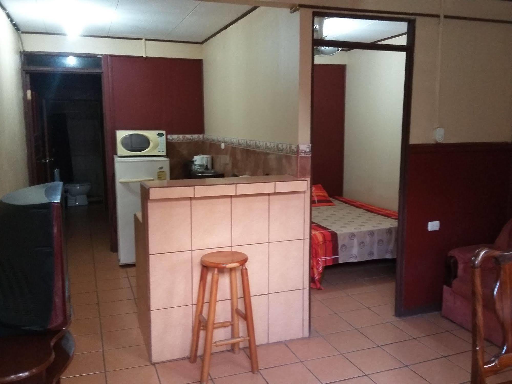 Cabinas Madeleine Puntarenas Extérieur photo