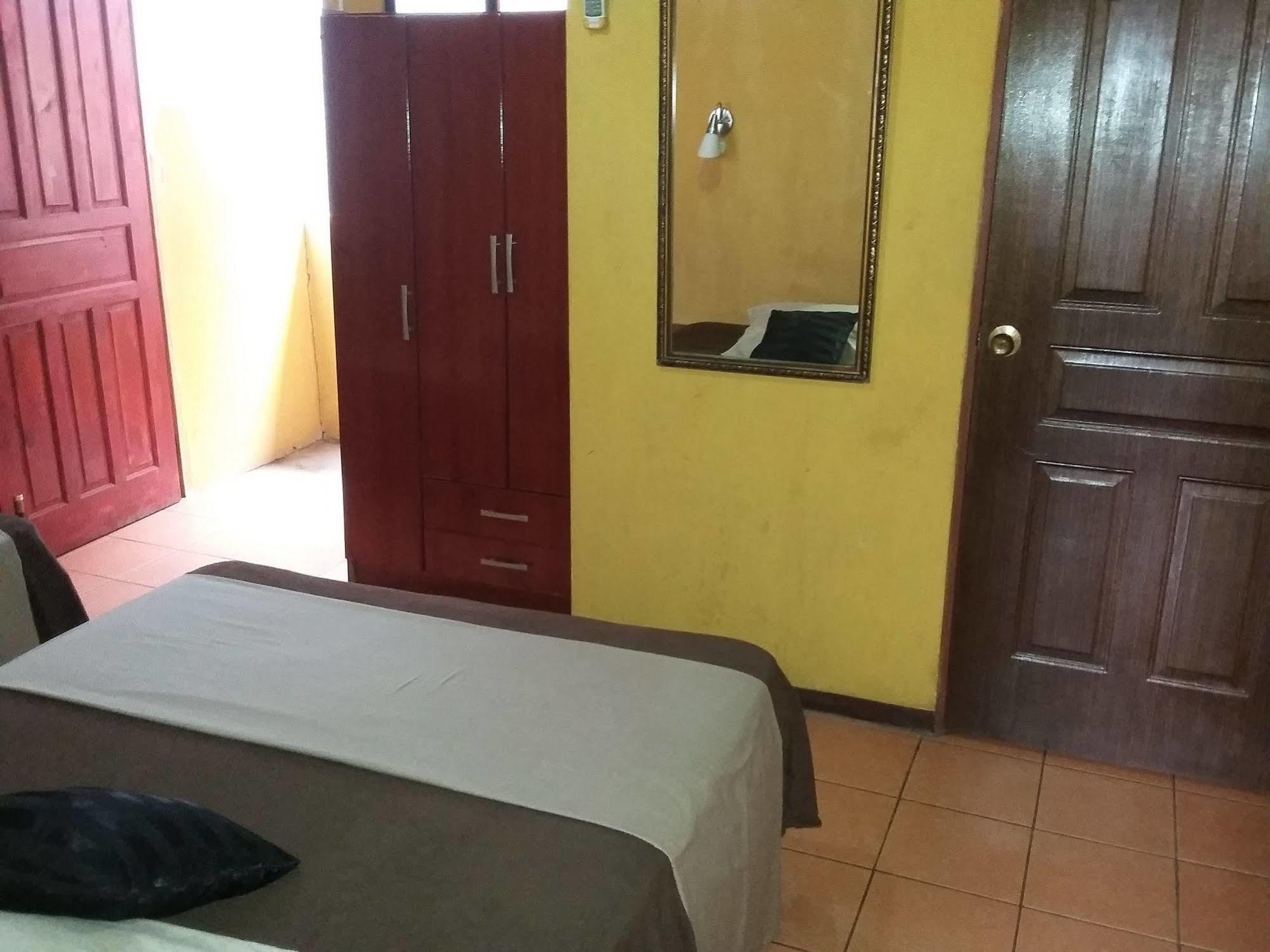Cabinas Madeleine Puntarenas Extérieur photo